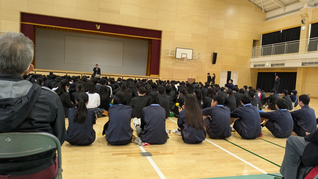 体育館に全校生徒が集まる